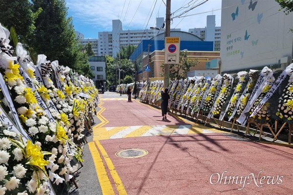서울 양천구 A초등학교 교사의 사망(8월 31일) 소식이 1일 오후 알려진 가운데, 다음 날인 2일 오전 해당 학교 앞에 수많은 추모 화환과 추모객의 편지가 쌓여 가고 있다. 