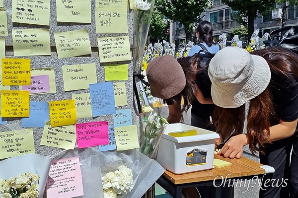서울 양천구 A초등학교 교사의 사망(8월 31일) 소식이 1일 오후 알려진 가운데, 다음 날인 2일 오전 해당 학교 앞에 수많은 추모 화환과 추모객의 편지가 쌓여 가고 있다. 