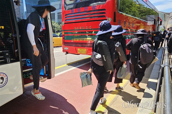 '50만 교원 총궐기 추모집회'가 2일 오후 2시 서울 영등포구 국회의사당 앞에서 열릴 예정인 가운데, 이날 오전부터 전국의 교사들이 집회 장소로 모여들었다. 사진은 오전 11시 50분께 대절 버스에서 내리고 있는 교사들의 모습.
