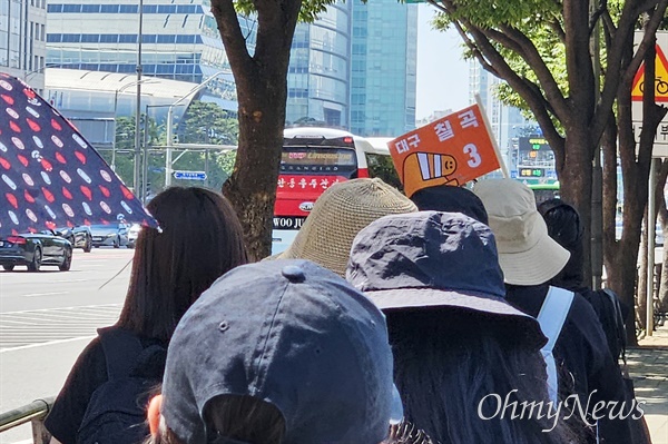 '50만 교원 총궐기 추모집회'가 2일 오후 2시 서울 영등포구 국회의사당 앞에서 열릴 예정인 가운데, 이날 오전부터 전국의 교사들이 집회 장소로 모여들었다. 사진은 오전 11시 50분께 대절 버스에서 내린 교사들이 이동하는 모습.
