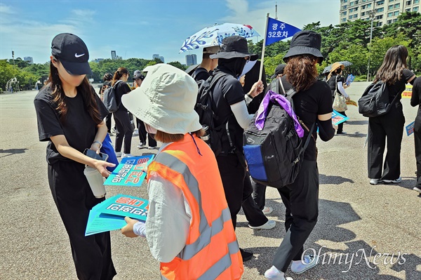 '50만 교원 총궐기 추모집회'가 2일 오후 2시 서울 영등포구 국회의사당 앞에서 열릴 예정인 가운데, 이날 오전부터 전국의 교사들이 집회 장소로 모여들었다. 사진은 낮 12시 30분께 집회 진행요원들이 참가자들에게 피켓을 나눠주고 있다. 
