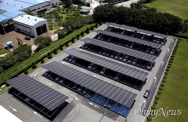 창원 두산에너빌리티 주차장에 설치되어 있는 태양광발전 시설.