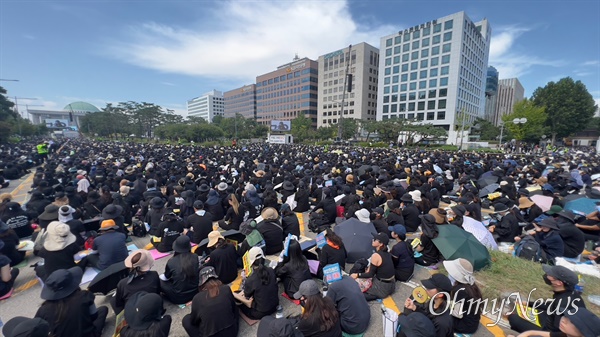'50만 교원 총궐기 추모집회'가 2일 오후 2시 서울 영등포구 국회의사당 앞에서 열렸다. 