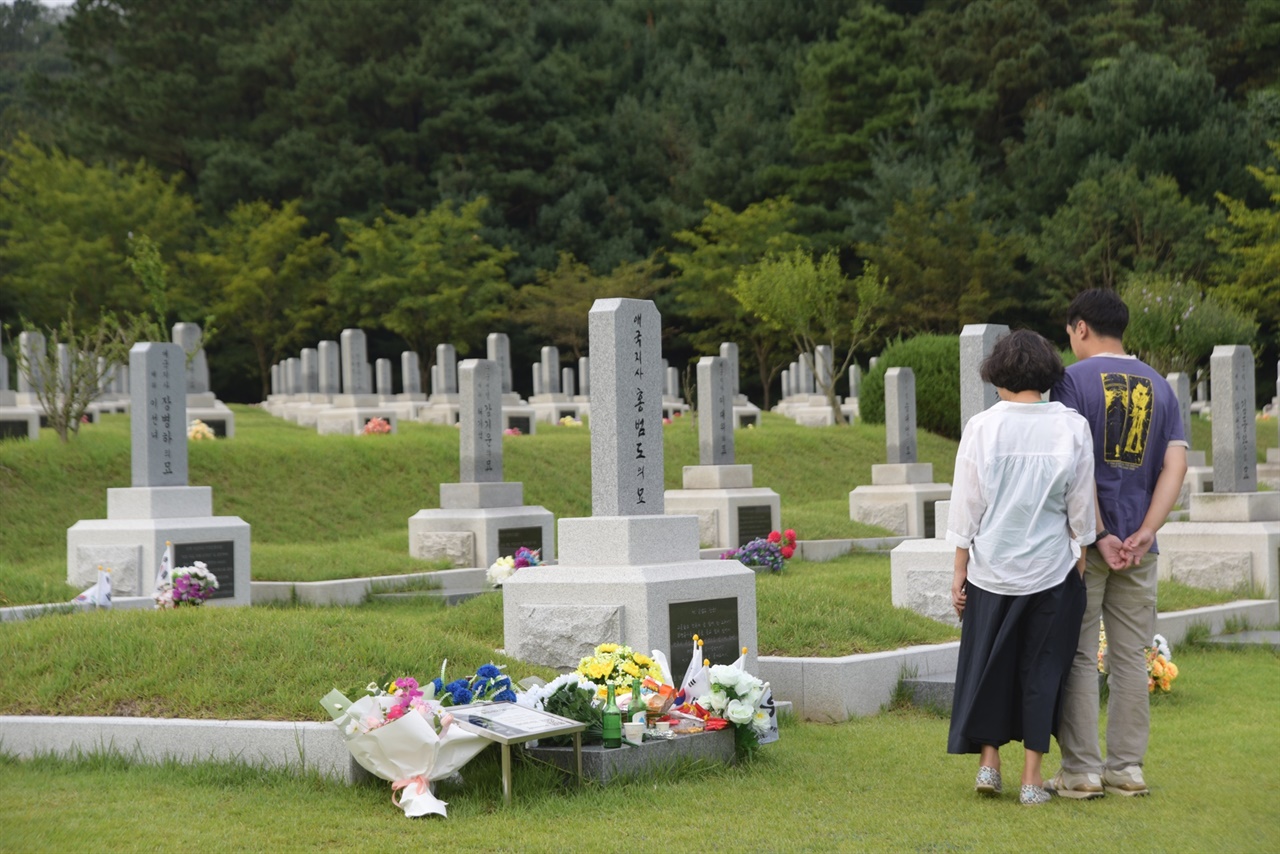 한 부부는 홍범도 장군의 묘 앞에 한참을 서 있었다.