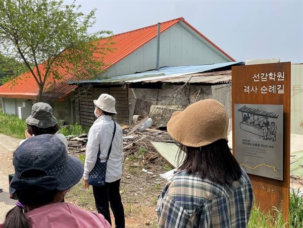 안산 시민들이 선감학원 역사 순례길을 방문해 둘러보고 있다.