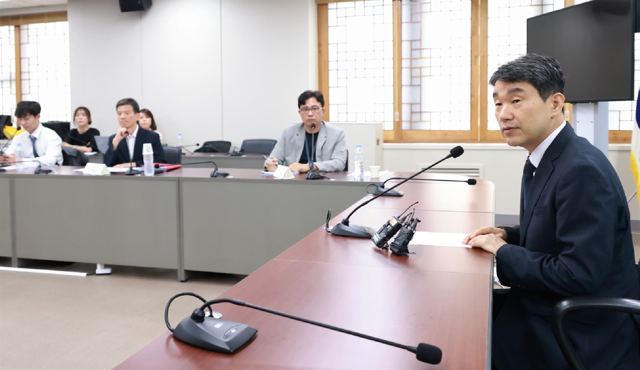  3일 오후 교육부가 연 ‘교권회복 및 보호 강화를 위한 현장교사와의 대화’에 이주호 장관이 나타나 호소문을 읽었다.