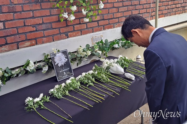 서이초 사망 교사 49재 날인 4일 오전, 한 추모객이 서울 서초구 서이초에 마련된 추모공간을 찾아 고인을 애도하고 있다. 