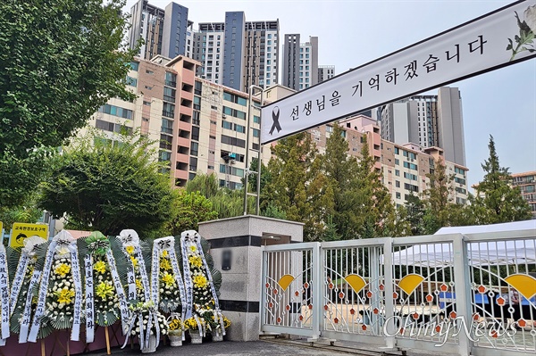 서이초 사망 교사 49재 날인 4일 오전, 서울 서초구 서이초 앞에 많은 근조화환이 놓여 있다. 