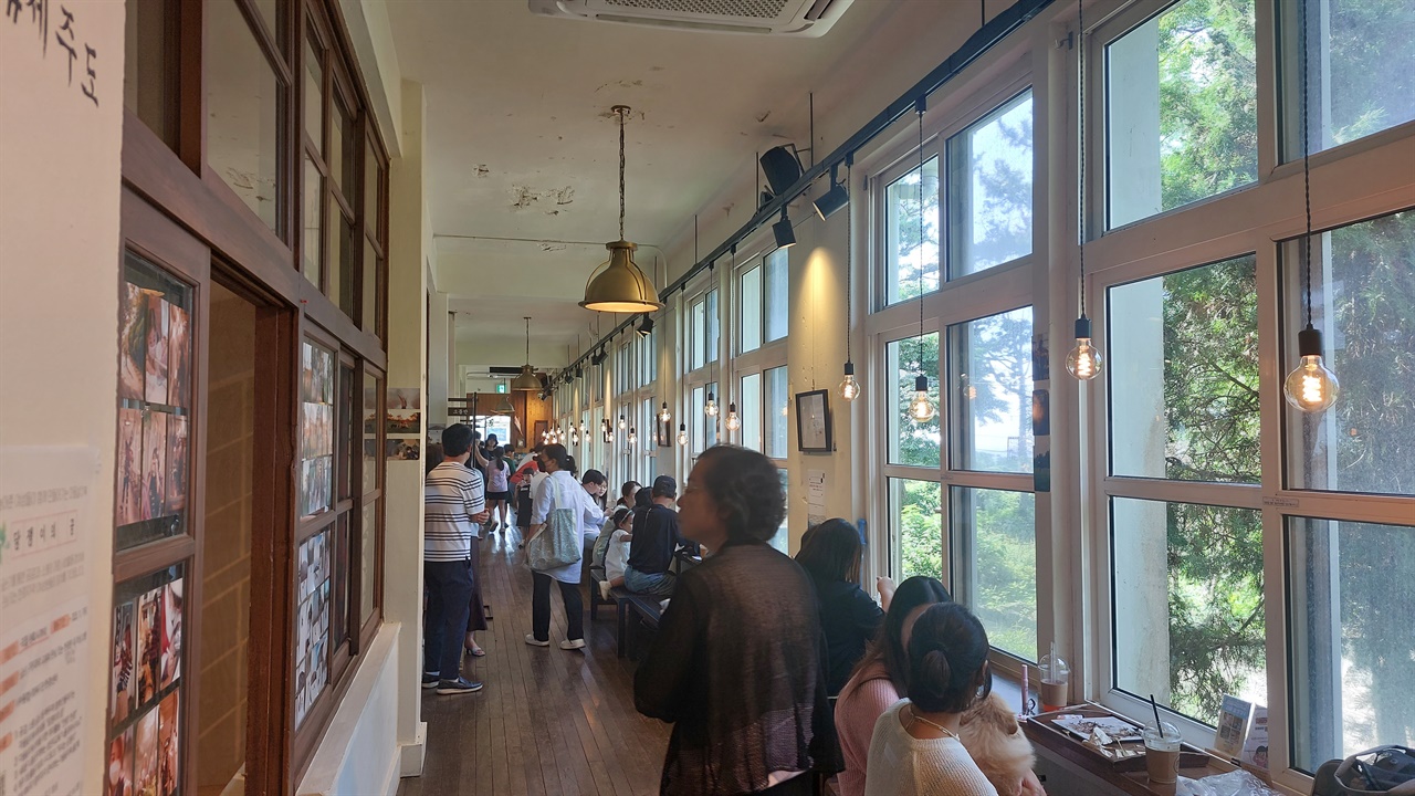 명월국민학교 복도에도 시 캘리그라피가 걸려있어 카페 이용객들이 시를 감상할 수 있다. 