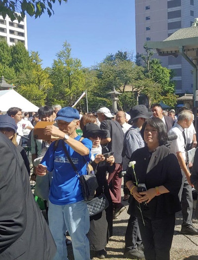 지난 1일 요코아미초 조선인 희생자 추모행사 중 추모비에 헌화하기 위해 기다리는 윤미향 의원. 
