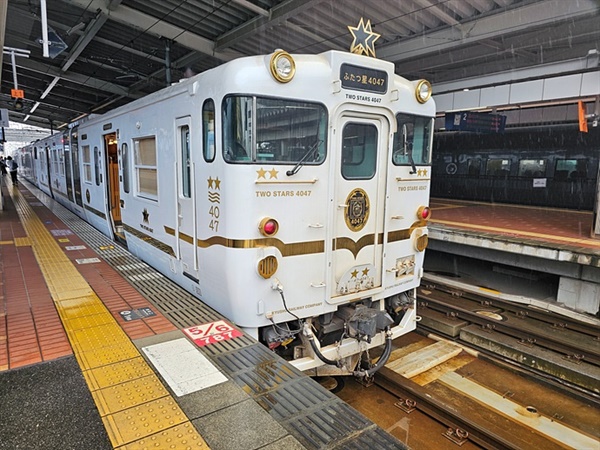 JR 타케오온센 역에서 출발 준비중엔  후타츠보시4047