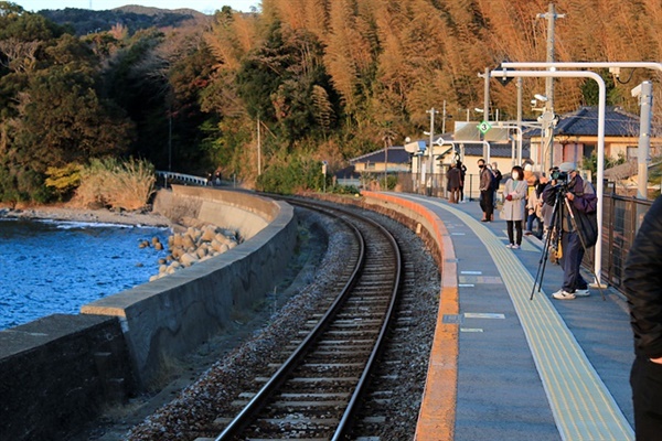 JR 치와타 역에서 석양과 후타츠보시를 한번에 찍으려는 열차마니아들