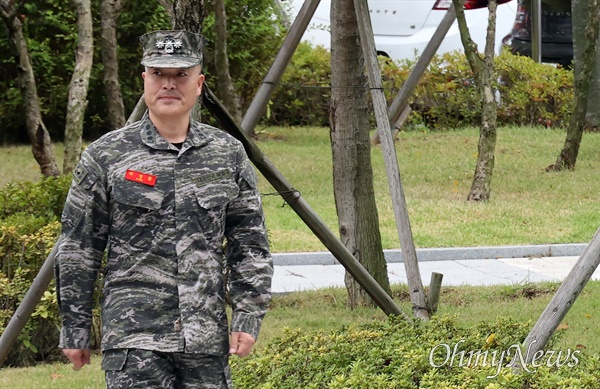  호우피해 실종자 수색작전 중에 발생한 해병대 고 채 모 상병 사망사고를 수사하다가 항명 등의 혐의로 군검찰에 입건된 박정훈 전 해병대 수사단장이 4일 오전 경기도 수원 영통구 수원지방법원에서 열린 보직 해임 집행정지 신청 1차 심문에 출석하고 있다.