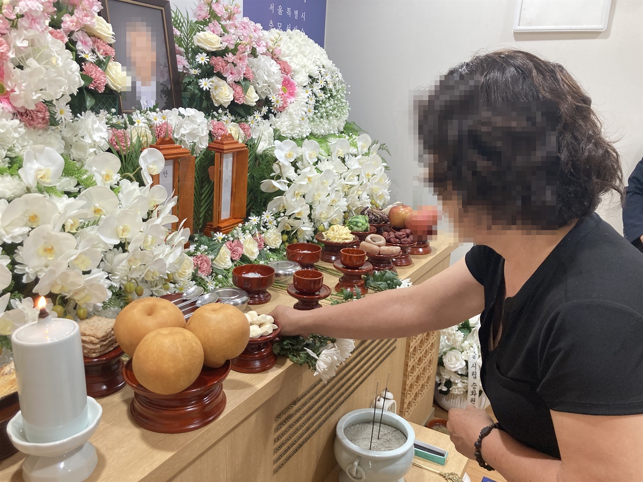 서울시 '무연고 사망자' 공영장례에 참여한 사별자가 고인을 위해 헌화하고 있다.