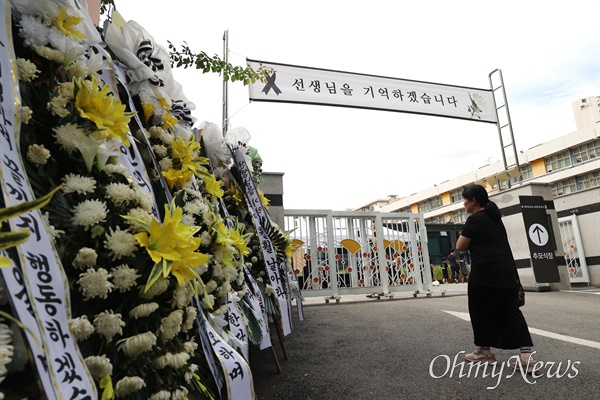 서이초 교사 49재 날이며, 교사들이 '공교육 멈춤의 날'로 정한 4일 오전 서초구 서이초 정문에 추모 현수막과 조화가 놓여 있다.