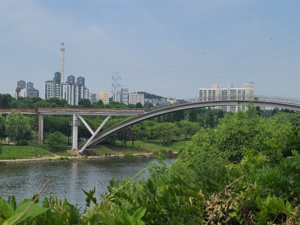 선유도공원 보행자 다리 선유교. 한강을 조망할 수 있는 좋은 장소이다. 지금은 보수공사로 통행을 제한하고 있다.