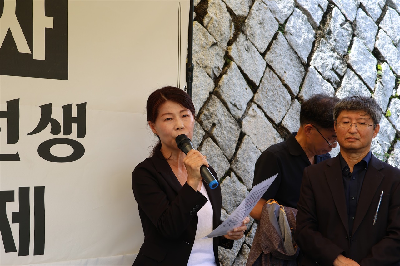 윤미경 대표가 강창덕 선생의 약력을 소개하고 있다.