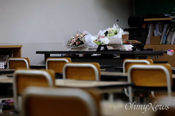 서울 서이초등학교 사망 교사의 49재 날인 4일 교사의 교실에 화환과 추모의 메시지가 붙어 있다.