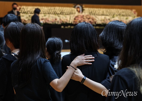4일 오후 서울 서초구 서이초등학교 대강당에서 서울시 교육청 주최로 열린 서이초 교사의 ‘49재 추모제’에 동료 교사들이 서로를 위로하고 있다.
