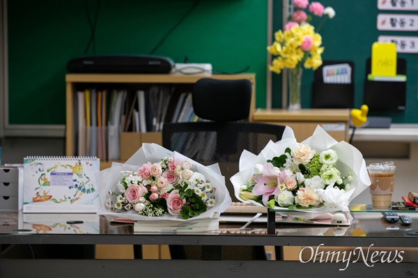 지난 7월 숨진 서울 서이초 교사가 근무했던 1학년 6반 교실 선생님 책상에 국화꽃이 놓여있다.