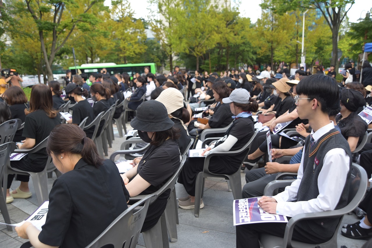 ‘故 서이초 선생님 49재 대전 추모집회’에는 교복을 입은 학생들도 눈에 띠었다.