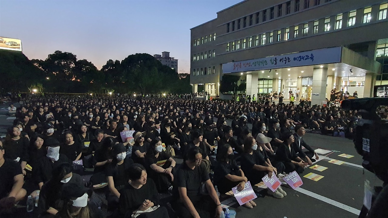 9.4제주 추모문화제에 참석한 교사들. 주최 측은 2천 명 이상 모였다고 밝혔다. 

