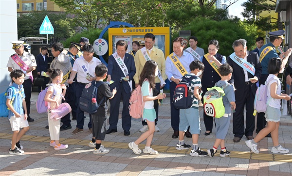  5일 양산 가남초등학교 정문 앞, 어린이 등굣길 교통안전 홍보.