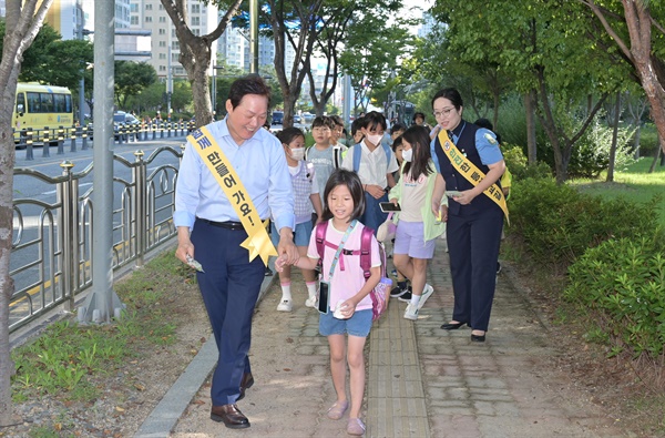  5일 양산 가남초등학교 정문 앞, 어린이 등굣길 교통안전 홍보.