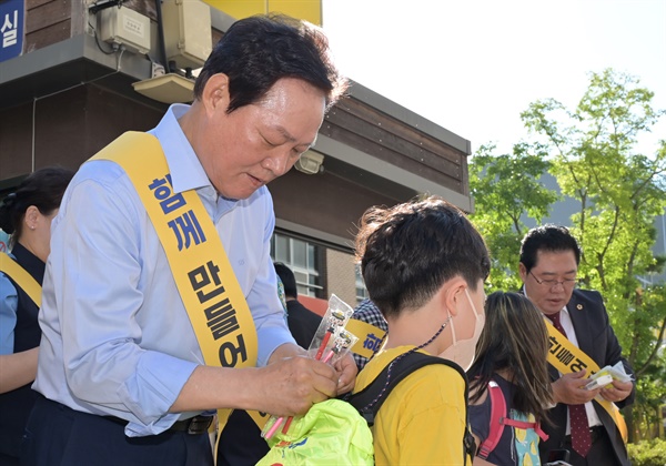 5일 양산 가남초등학교 정문 앞, 어린이 등굣길 교통안전 홍보.