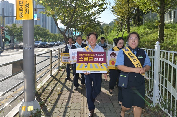 5일 양산 가남초등학교 정문 앞, 어린이 등굣길 교통안전 홍보.