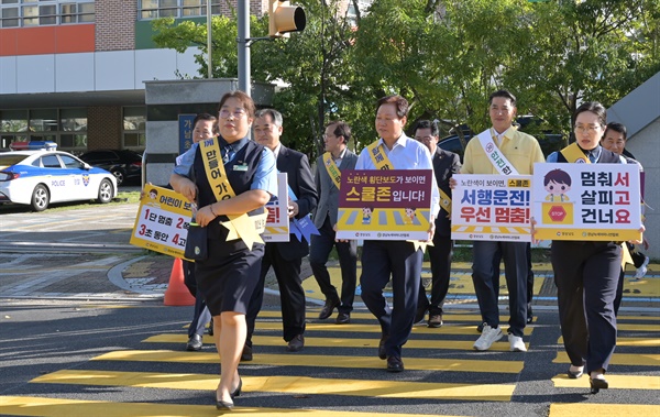  5일 양산 가남초등학교 정문 앞, 어린이 등굣길 교통안전 홍보.