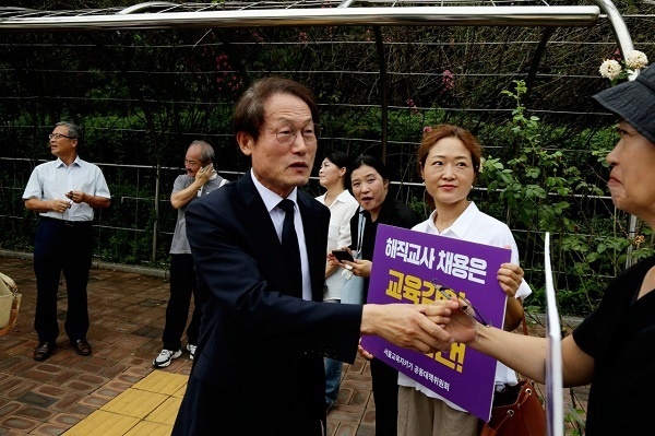 조희연 서울시교육감이 공대위 참가자들과 악수하며 감사함을 표했다.
