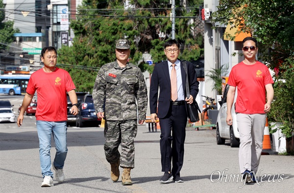 호우피해 실종자 수색작전 중에 발생한 해병대 고 채 모 상병 사망사고를 수사하다가 항명 등의 혐의로 군검찰에 입건된 박정훈 전 해병대 수사단장이 5일 오전 서울 용산구 국방부 검찰단에서 조사를 받기 위해 출석하고 있다.