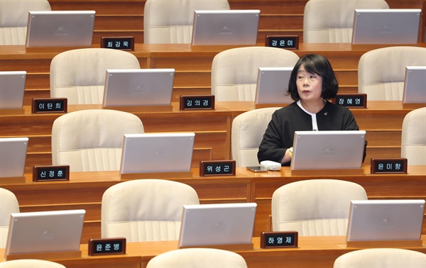  무소속 윤미향 의원이 5일 국회에서 열린 본회의에 참석, 자리에 앉아 시작을 기다리고 있다. 2023.9.5