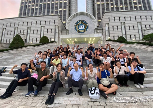  경남진보연합을 비롯한 시민들이 9월 4일 서울중앙지법에서 열린 이른바 '창원 간첩단 사건' 2차 공판 뒤에 구속된 활동가들을 응원하는 구호를 외치고 있다.