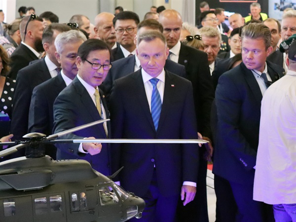 MSPO KAI 부스를 방문한 안제이 두다 폴란드 대통령에게 소형무장헬기(LAH)를 소개중인 KAI 강구영 사장