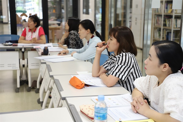 충북 옥천 이주민인권연대의 생활한국어 교실에 참여한 주민들이 진지한 표정으로 수업에 임하고 있다.