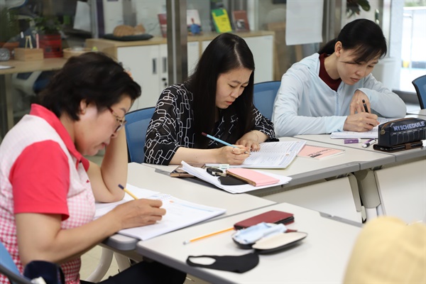 충북 옥천 이주민인권연대가 진행하는 생활한국어 교실에 참여한 주민들