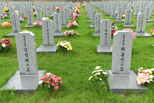 대전현충원에서 최초로 1평 묘역에 안장된 최홍선 장군(공준 준장)의 묘(제7묘역 708-70212). 그 옆으로 육군 일병의 묘가 자리하고 있다.