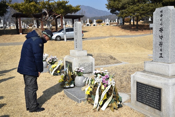 한 시민이 곽낙원 애국지사의 묘에서 묵념을 하고 있다. 곽낙원 지사는 광복 이전인 1939년 4월 29일 사망했지만, 독립운동 과정에서 순국한 것이 아니기 때문에 ‘애국지사’로 부른다.