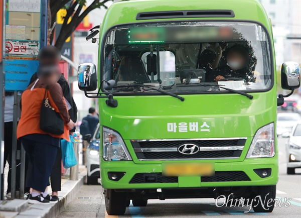 부산지역의 마을버스, 16개 구군에 137개 노선이 운행되고 있다.