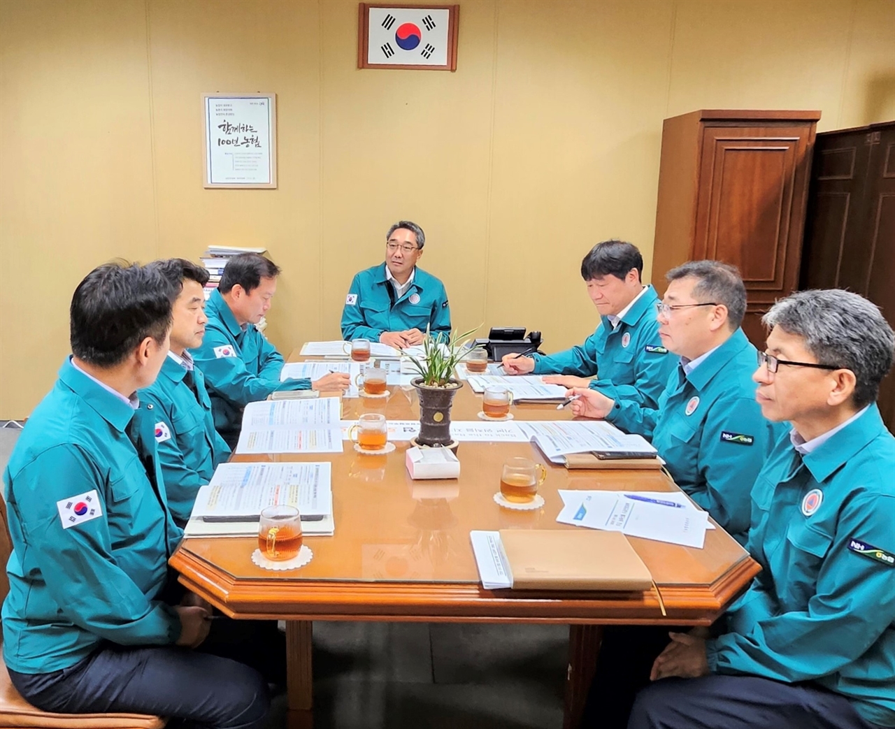  농협경제지주는 오는 27일까지 서울 중구 농협중앙회 본관에서 주요 농축산물 물가안정 및 공급물량 확대를 위한 '농축산물 수급대책상황실'을 운영한다. 추석 명절대비 성수품 공급대책마련회의가 진행되고 있다.