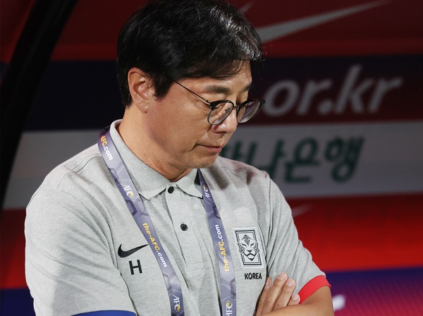 생각에 잠긴 황선홍 감독 6일 오후 창원축구센터에서 열린 2024 아시아축구연맹(AFC) 23세 이하(U-23) 아시안컵 예선 B조 1차전 대한민국과 카타르의 경기. 황선홍 대표팀 감독이 경기 전 생각에 잠겨 있다. 