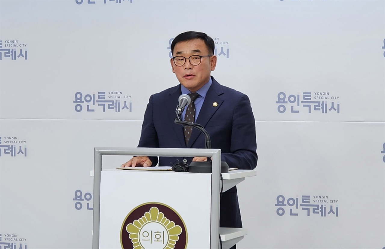  경기 용인시의회 의원들이 말레이시아로 해외 연수를 떠나는 과정에서 한도를 넘어서는 주류 수십 병을 반입하려다 현지 공항에 억류된 것에 대해 윤원균 용인시의회 의장이 사과 성명을 발표했다.