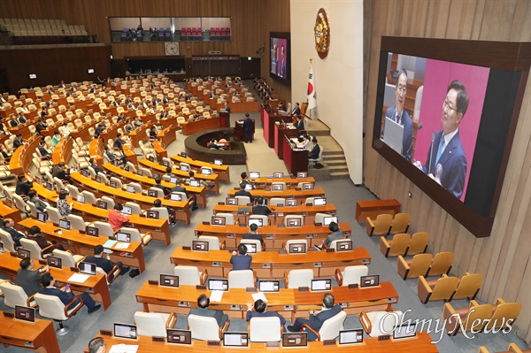  한덕수 국무총리가 7일 서울 여의도 국회 본회의장에서 열린 경제 분야 대정부질문에서 박범계 더불어민주당 의원 질의에 답변하고 있다.