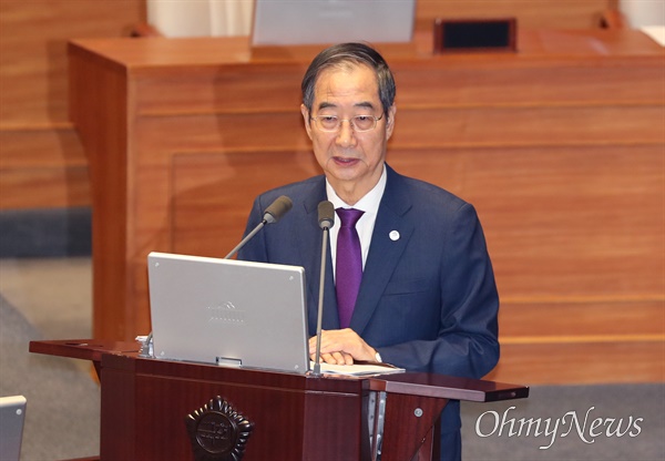  한덕수 국무총리가 7일 서울 여의도 국회 본회의장에서 열린 경제 분야 대정부질문에서 의원 질의에 답변하고 있다.