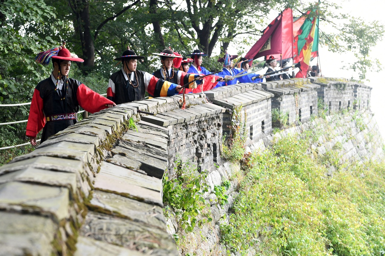 경기 광주시가 수해 복구 등으로 미뤄지던 ‘제28회 남한산성 문화제’를 5년 만에 한산성도립공원에서 개최한다.
