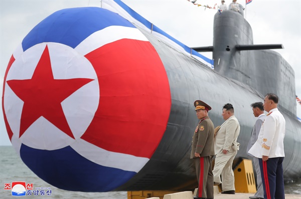 북한이 8일 수중에서 핵 공격이 가능한 전술핵공격잠수함을 건조했다고 밝혔다. 조선중앙통신은 이날 '주체적 해군 무력강화의 새시대, 전환기의 도래를 알리는 일대 사변'이라는 제목의 기사에서 "우리 당의 혁명 위업에 무한히 충직한 영웅적인 군수노동계급과 과학자, 기술자들은 우리 식의 전술핵공격잠수함을 건조해 창건 75돌을 맞는 어머니 조국에 선물로 드렸다"고 보도했다. 지난 6일 열린 진수식에는 김정은 국무위원장과 함께 리병철·박정천 원수, 김덕훈 내각총리 등 참석했다. 2023.9.8