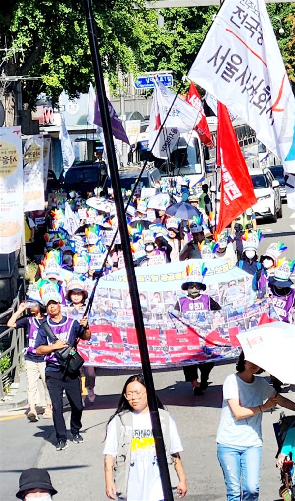 행진에 참여한 공공운수노조 서울시사회서비스원지부