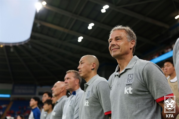  위르겐 클린스만(독일) 감독이 이끄는 한국 남자 축구 대표팀은 8일(한국시간) 영국 웨일스의 카디프 시티 스타디움에서 열린 웨일스와 평가전에서 0-0 무승부를 거뒀다. 사진은 경기장을 바라보는 위르겐 클린스만 감독.